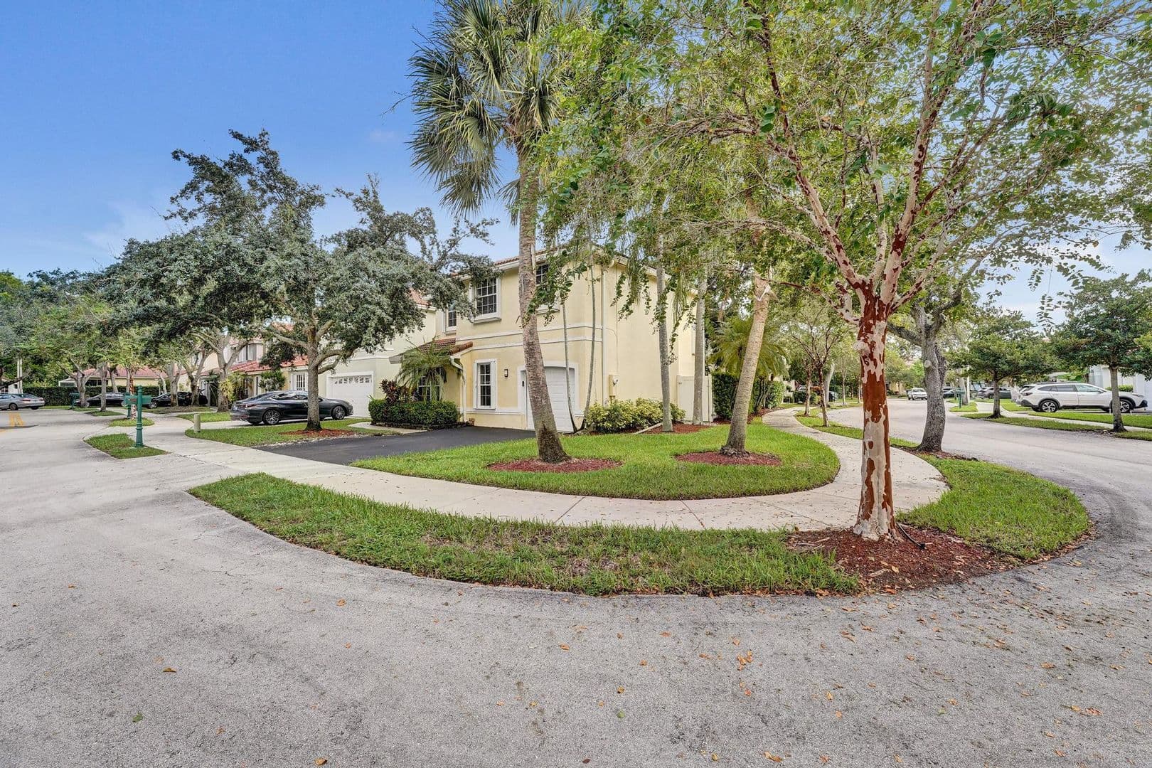 Weston House: 949 Jade Court