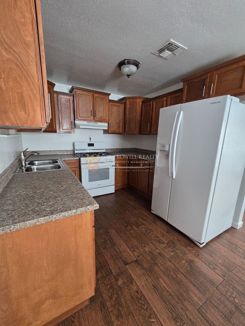 Avondale Apartment: 6 E Hill Dr Apt A