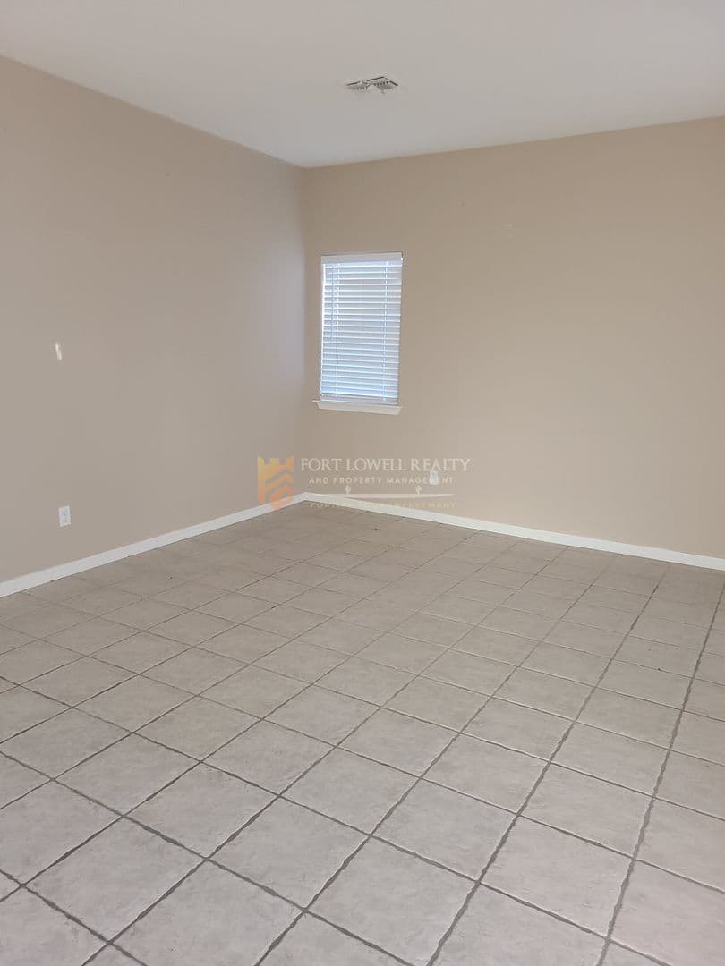 Glendale House: 7323 N 82nd Ave