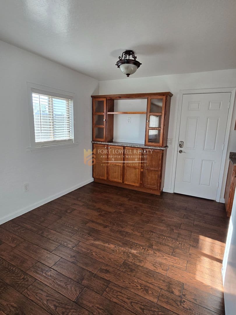 Avondale Apartment: 6 E Hill Dr Apt A