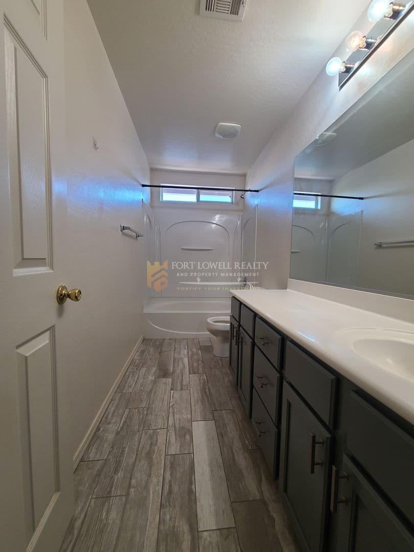 Buckeye House: 22263 W Shadow Dr