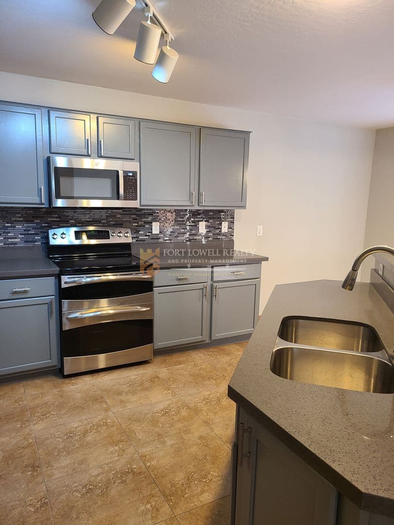 Buckeye House: 22263 W Shadow Dr