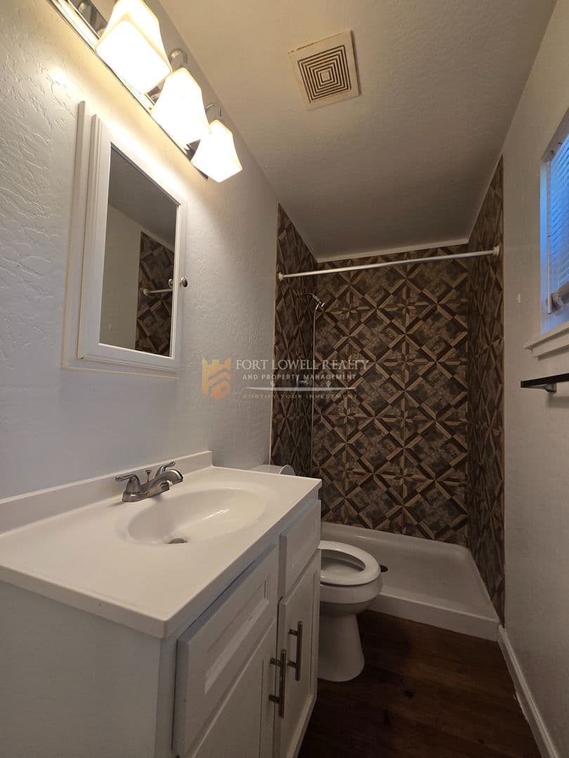 Avondale Apartment: 6 E Hill Dr Apt A