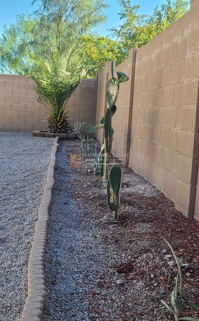 Buckeye House: 22263 W Shadow Dr