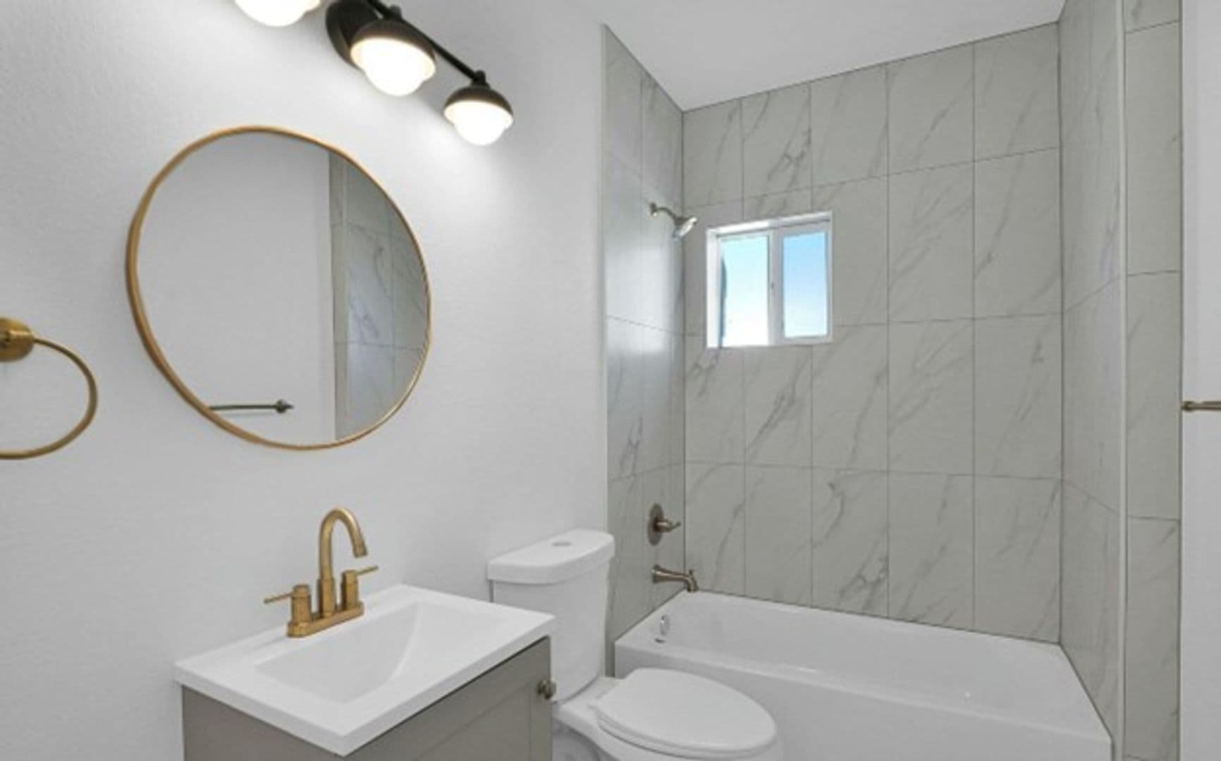 Buckeye Apartment: 202 S 2nd St