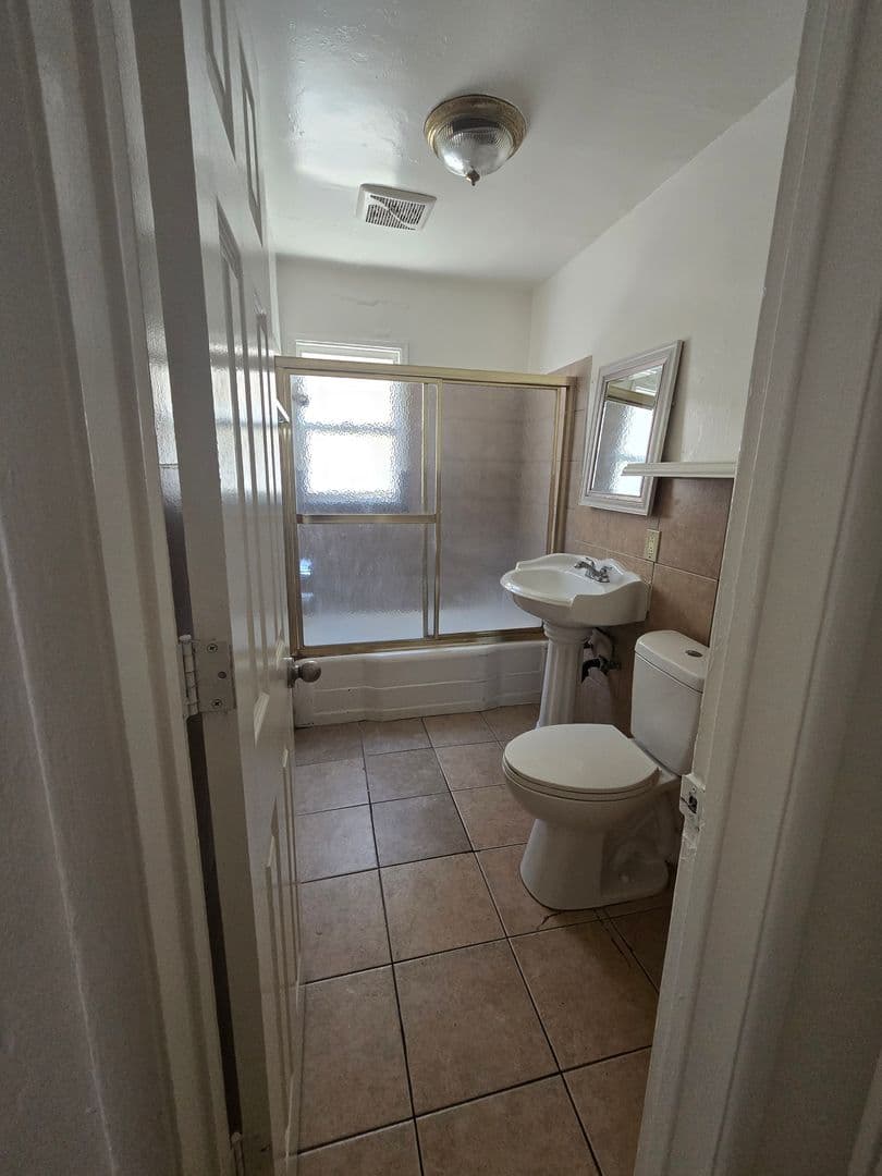 LONG BEACH Apartment: 2290 LOCUST AVE.
