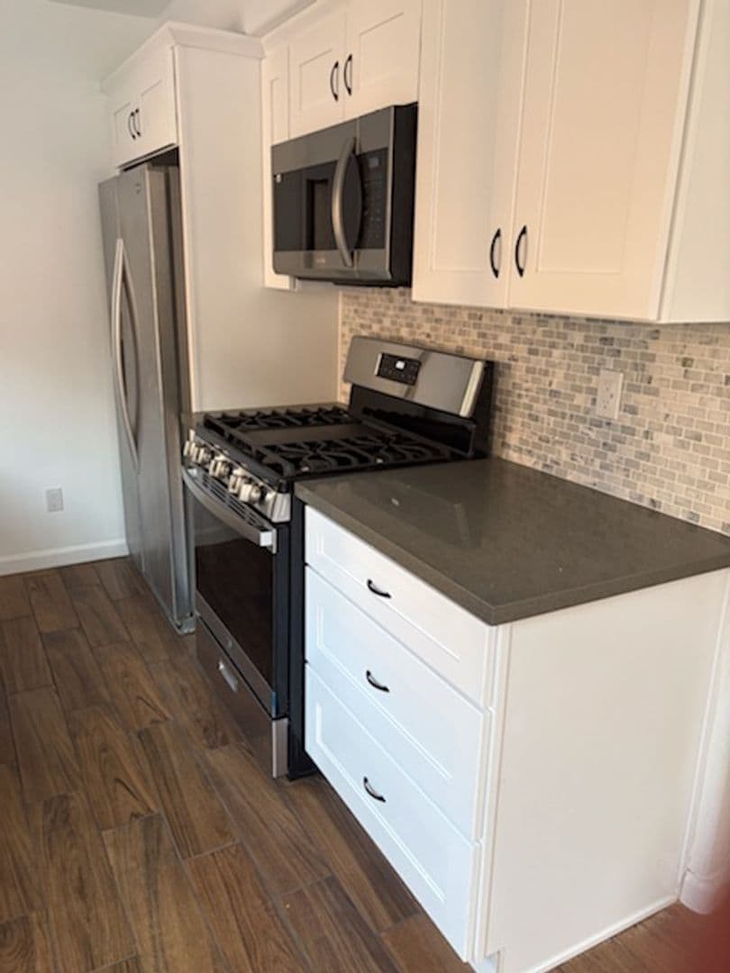 LOS ANGELES Apartment: 709-711 YALE ST/700 N. HILL PL