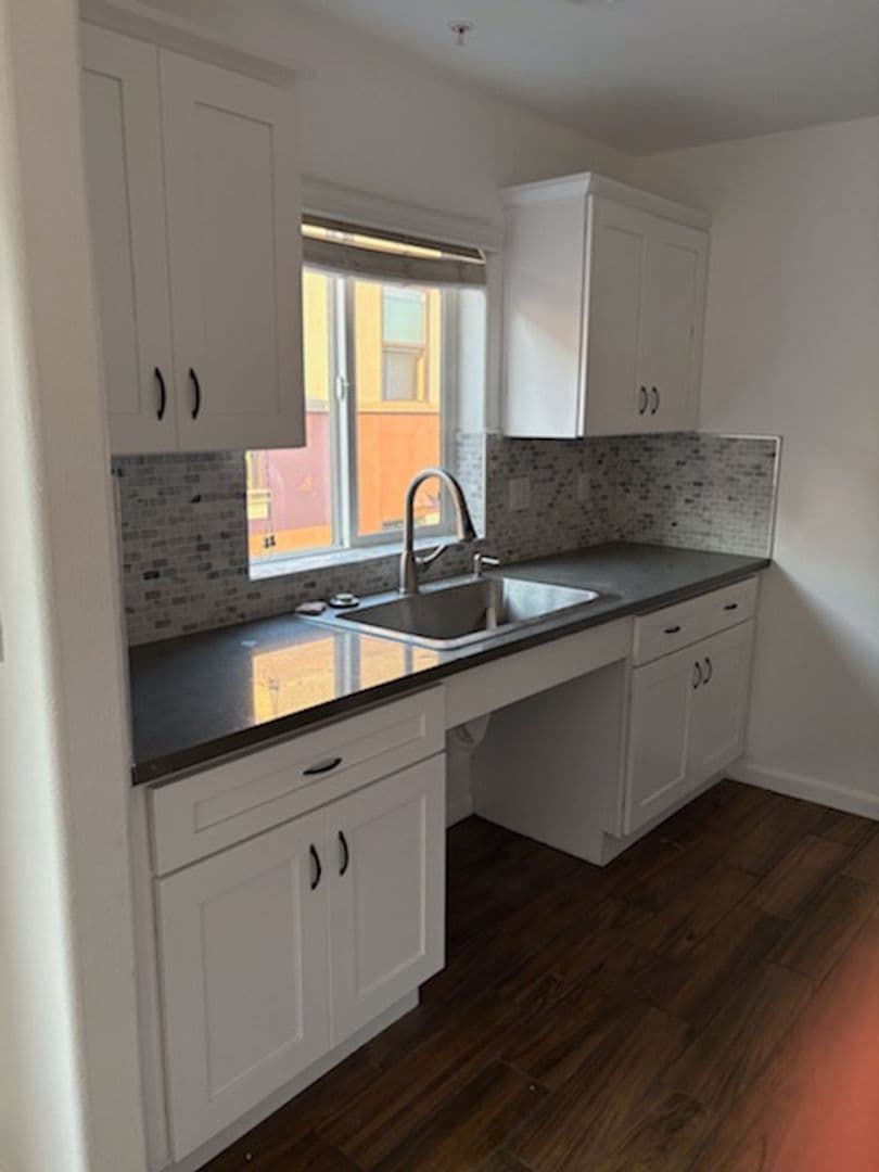 LOS ANGELES Apartment: 709-711 YALE ST/700 N. HILL PL