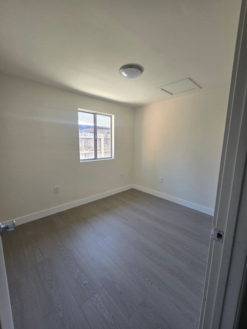 ANAHEIM Apartment: 2072 S. NAUTICAL ST.