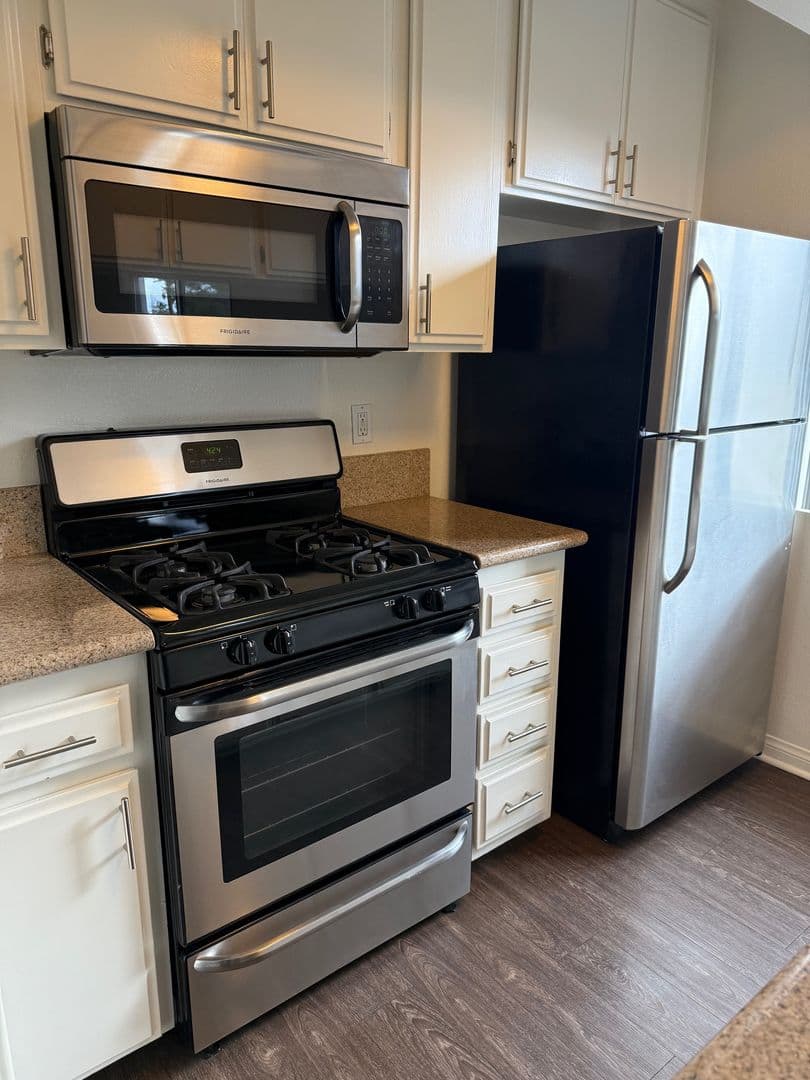 VALLEY VILLAGE Apartment: 5400 RADFORD AVE.