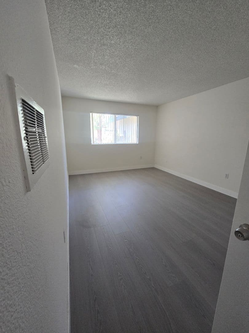 ANAHEIM Apartment: 2072 S. NAUTICAL ST.