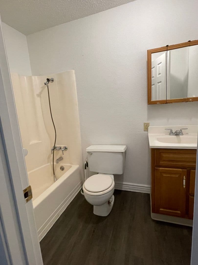 Williston Apartment: 1806 7th Ave East