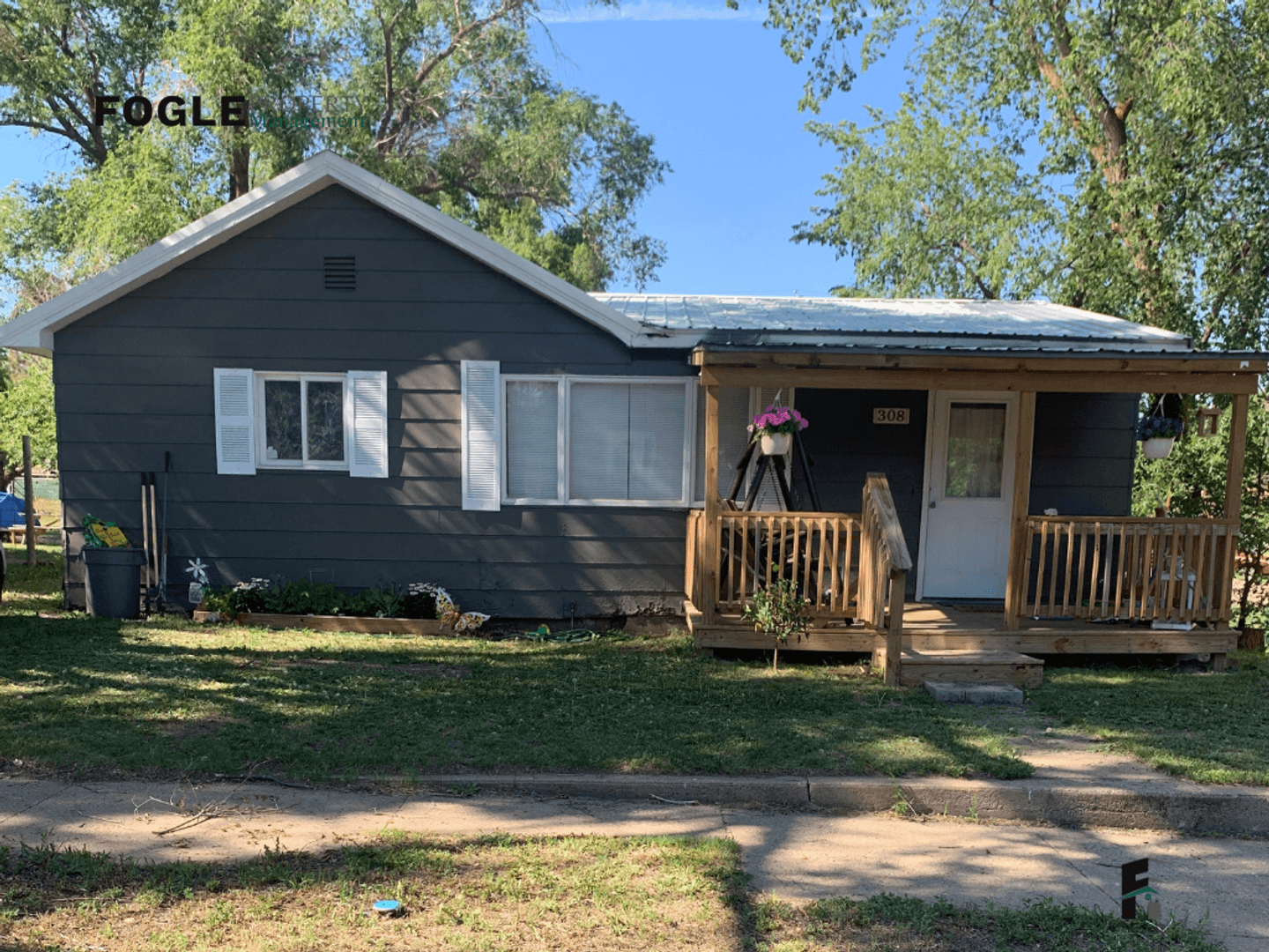 Watford City House: 308 2nd Ave NW