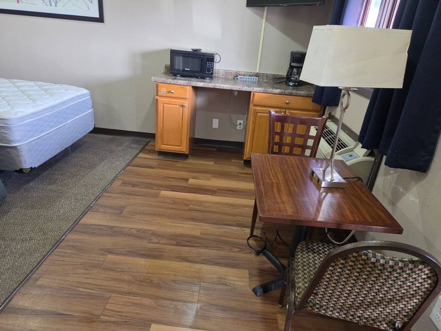 Alexander Apartment: 804 Elk ST