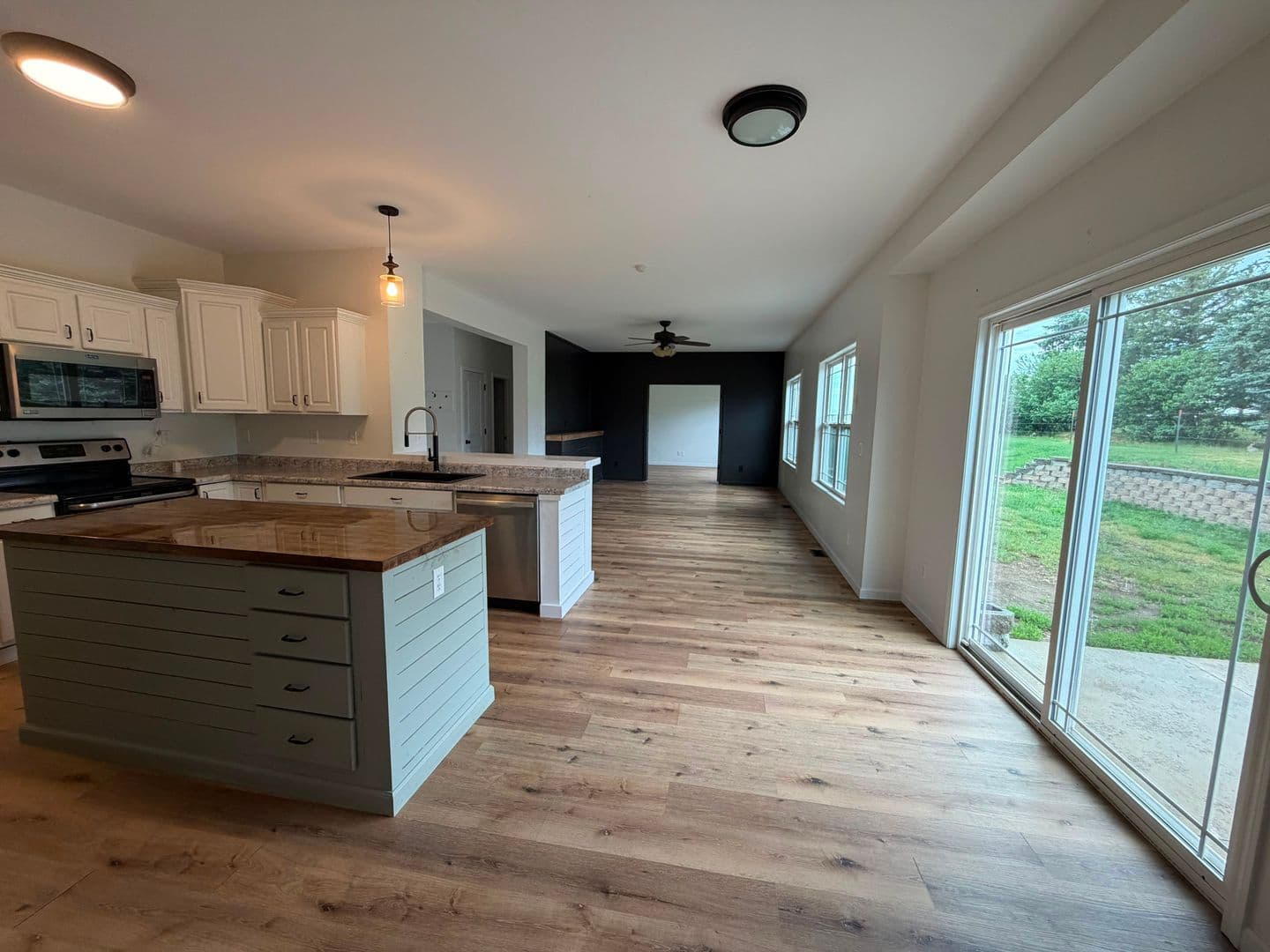 Watford City House: 2605 2nd ST NE