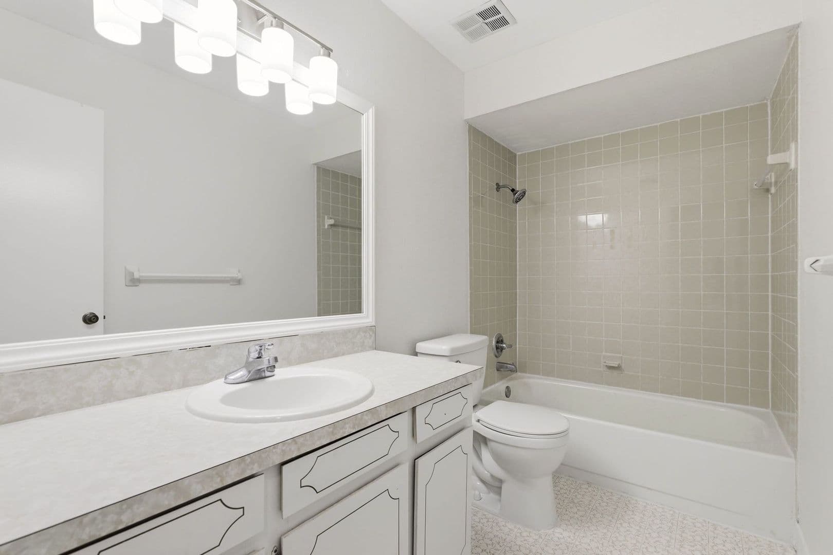 Kissimmee Apartment: 180 Royal Palm Drive