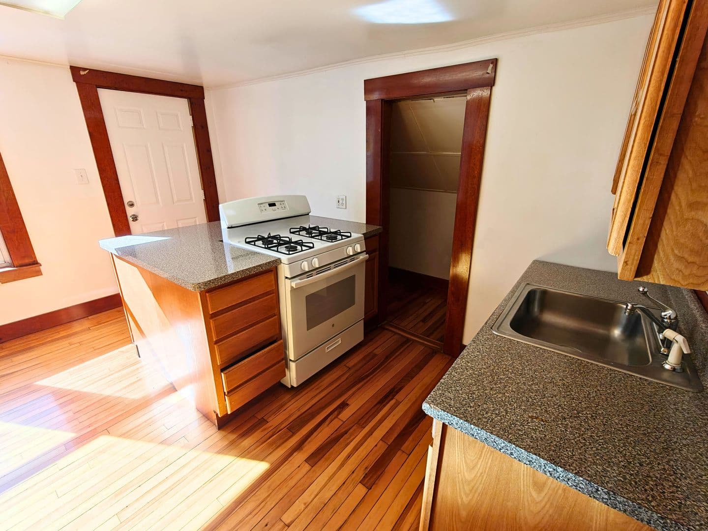 Westfield Apartment: 62 Granville Rd