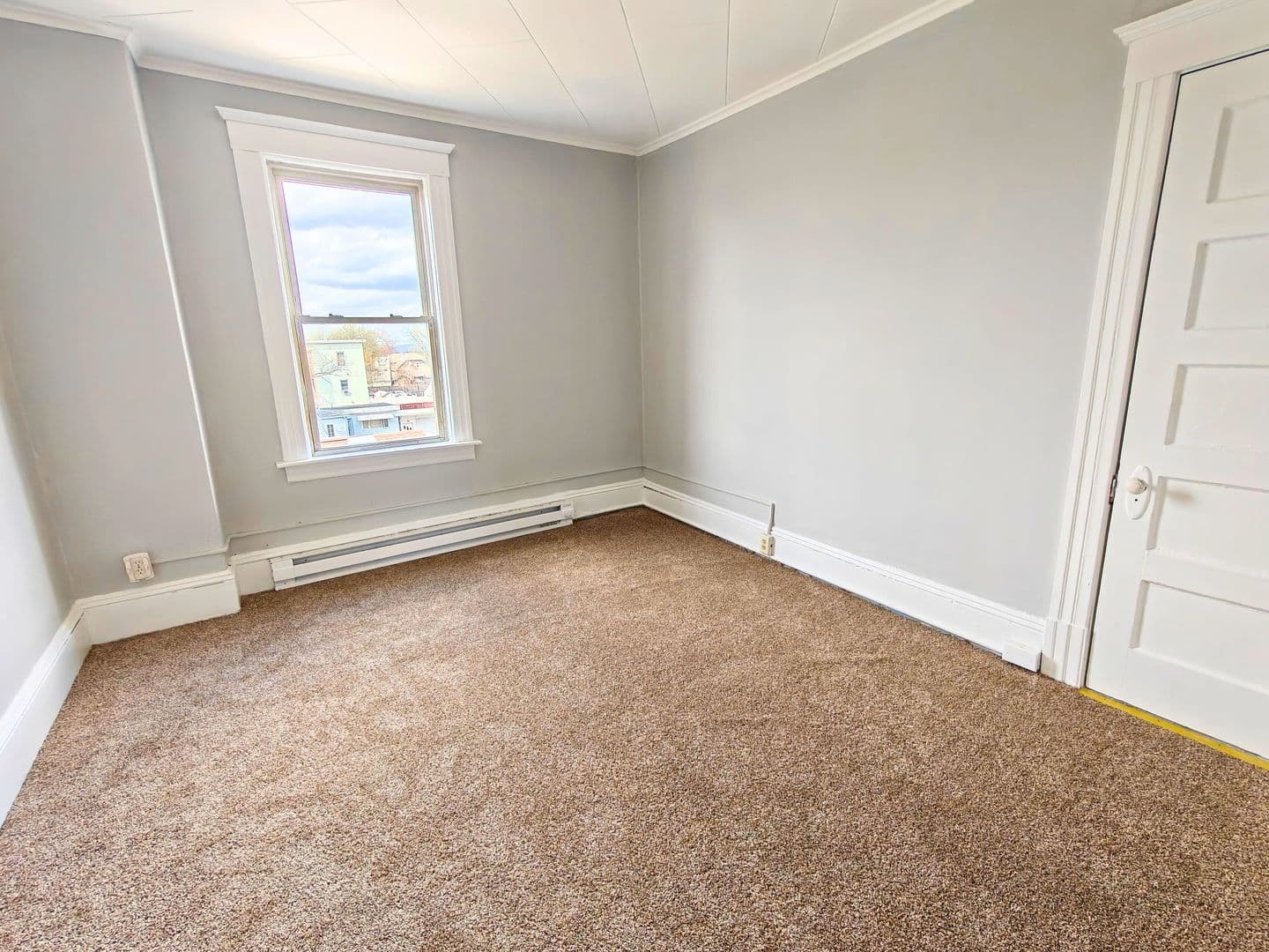 Chicopee Apartment: 21 Dale St