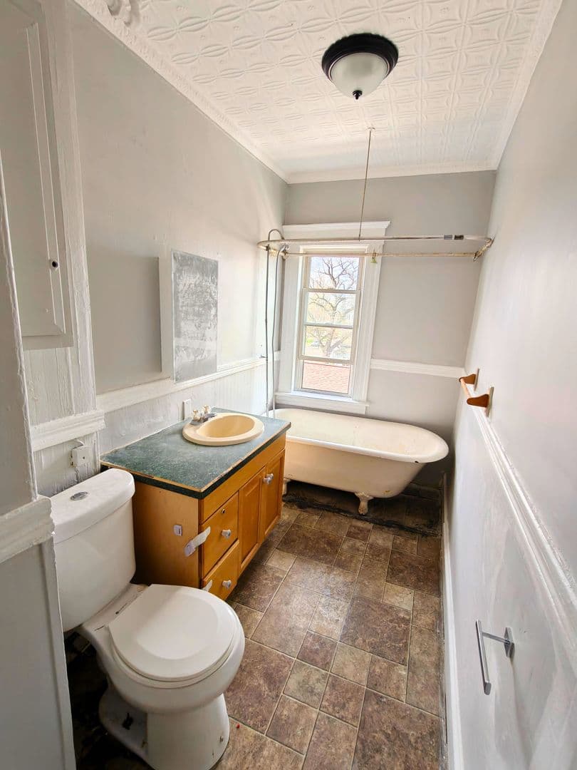 Chicopee Apartment: 21 Dale St