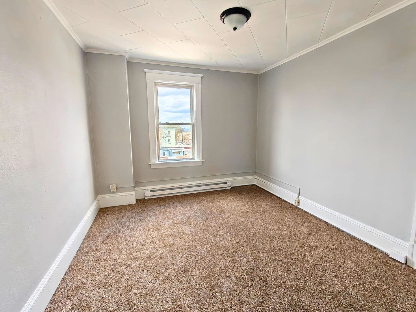 Chicopee Apartment: 21 Dale St