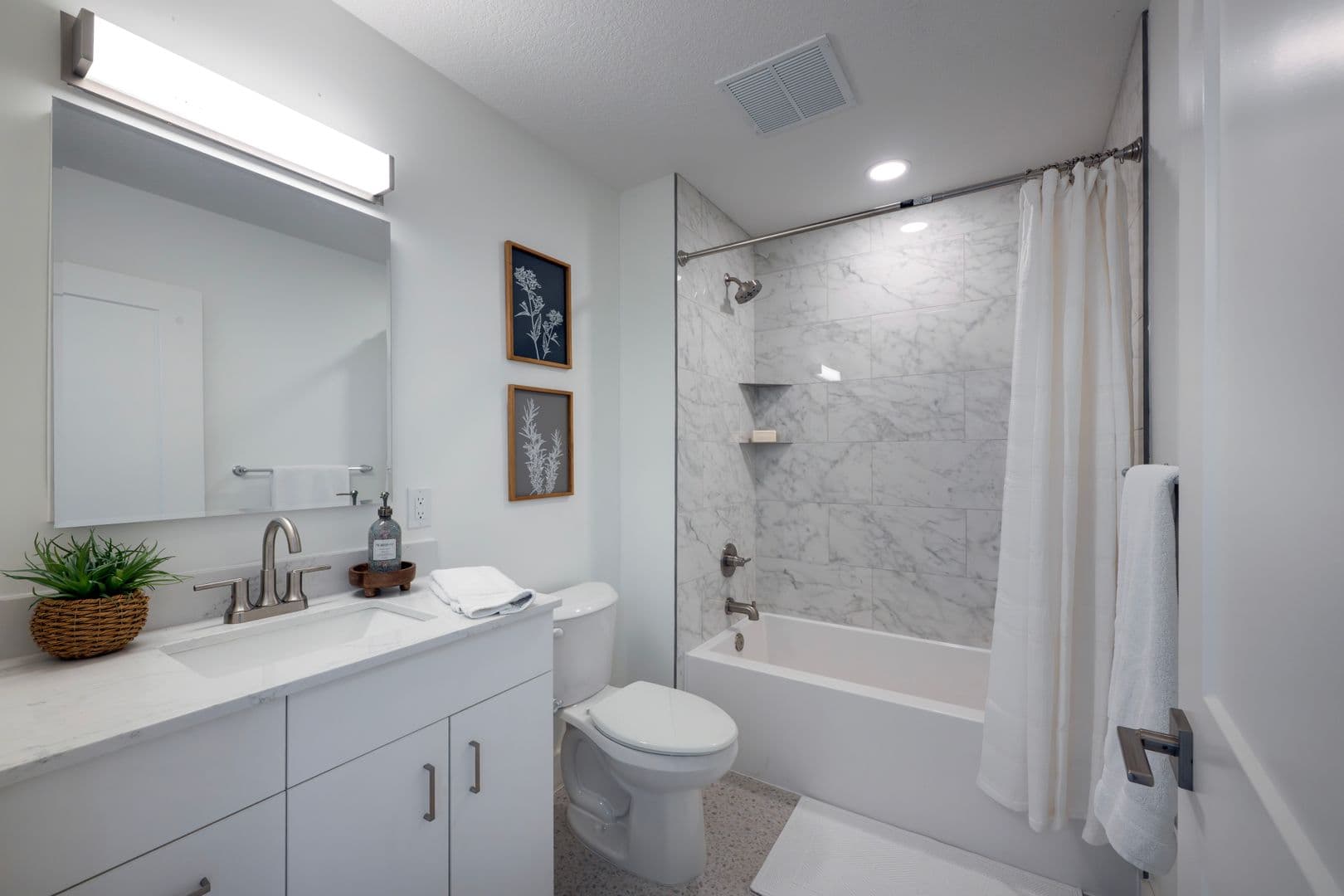Fort Wayne Apartment: 835 Van Buren St