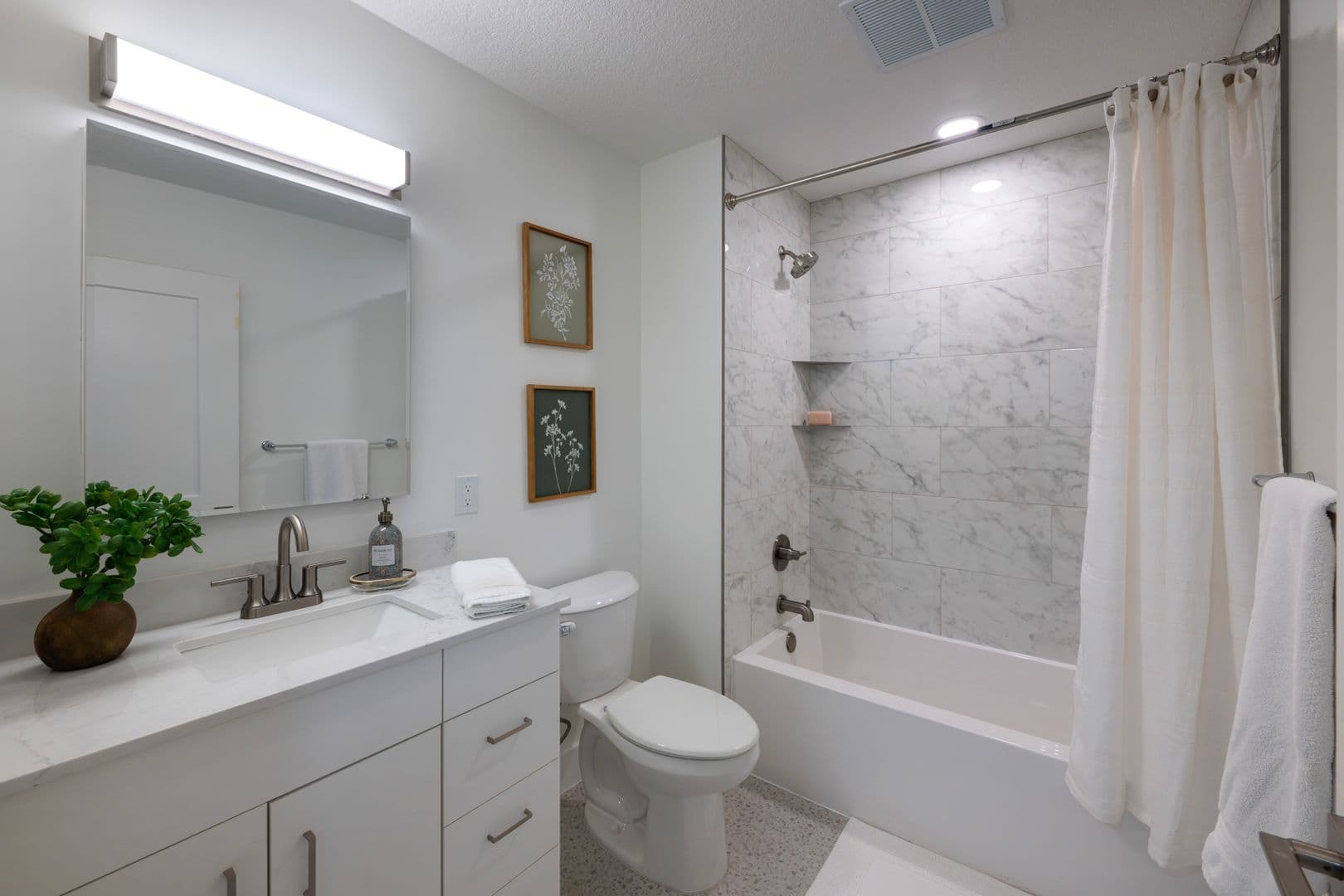 Fort Wayne Apartment: 835 Van Buren St