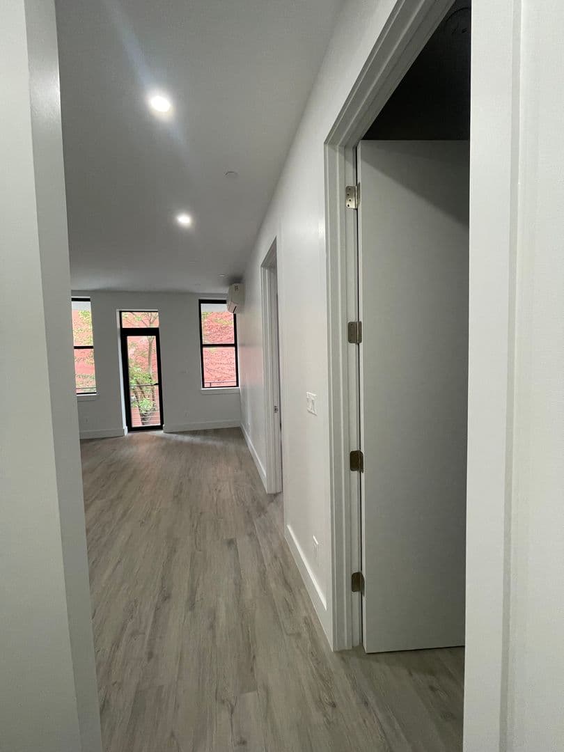 Brooklyn Apartment: 205 Irving Ave