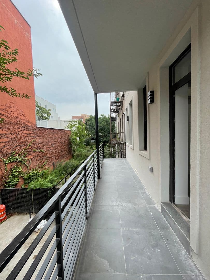 Brooklyn Apartment: 205 Irving Ave