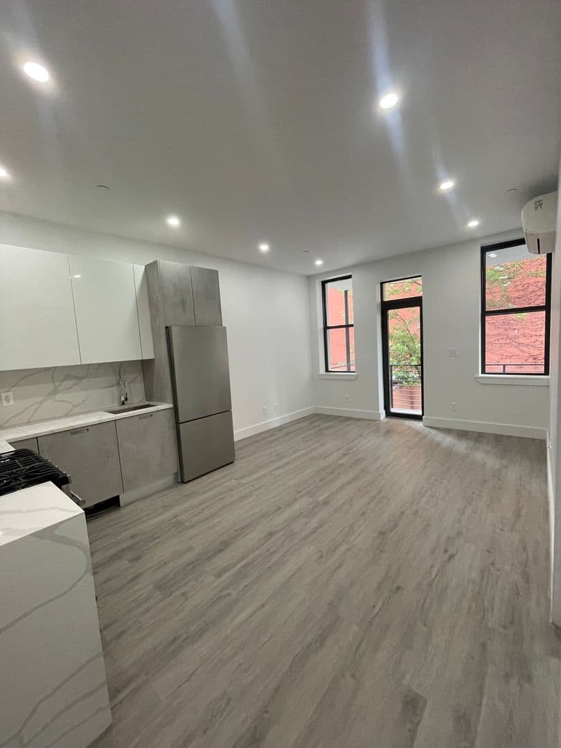 Brooklyn Apartment: 205 Irving Ave