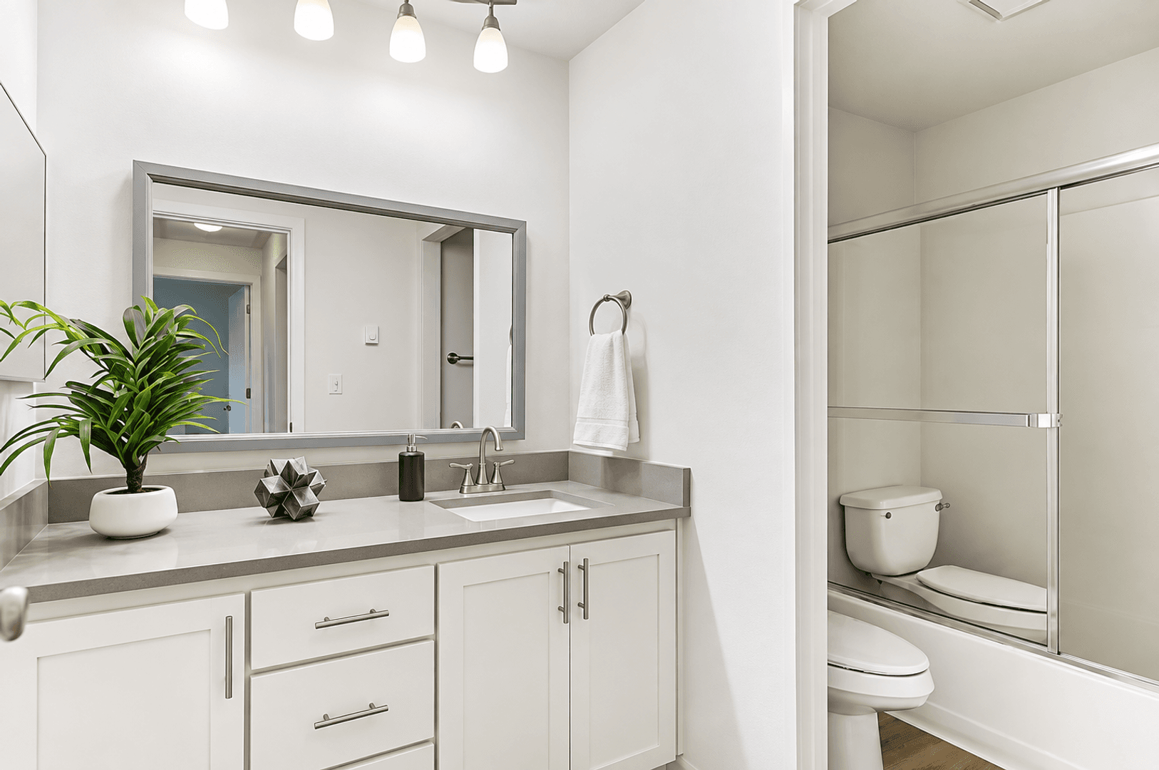 Portland Apartment: 2500 SE 157th Ave