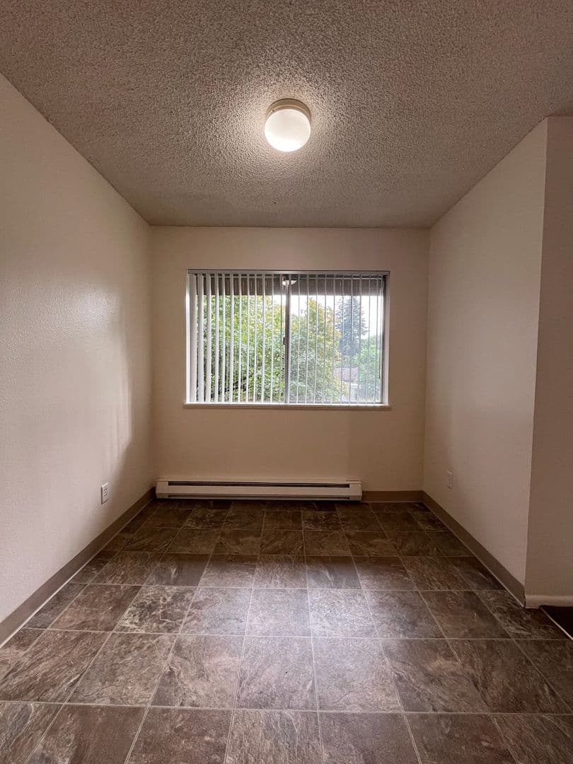 Vancouver Apartment: 2000  Laurel PL