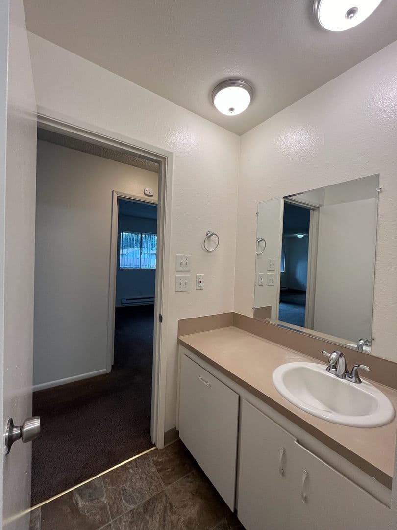 Vancouver Apartment: 2000  Laurel PL