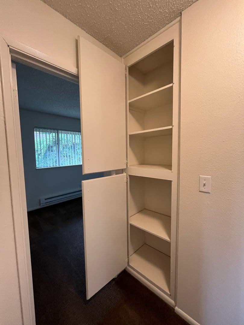 Vancouver Apartment: 2000  Laurel PL