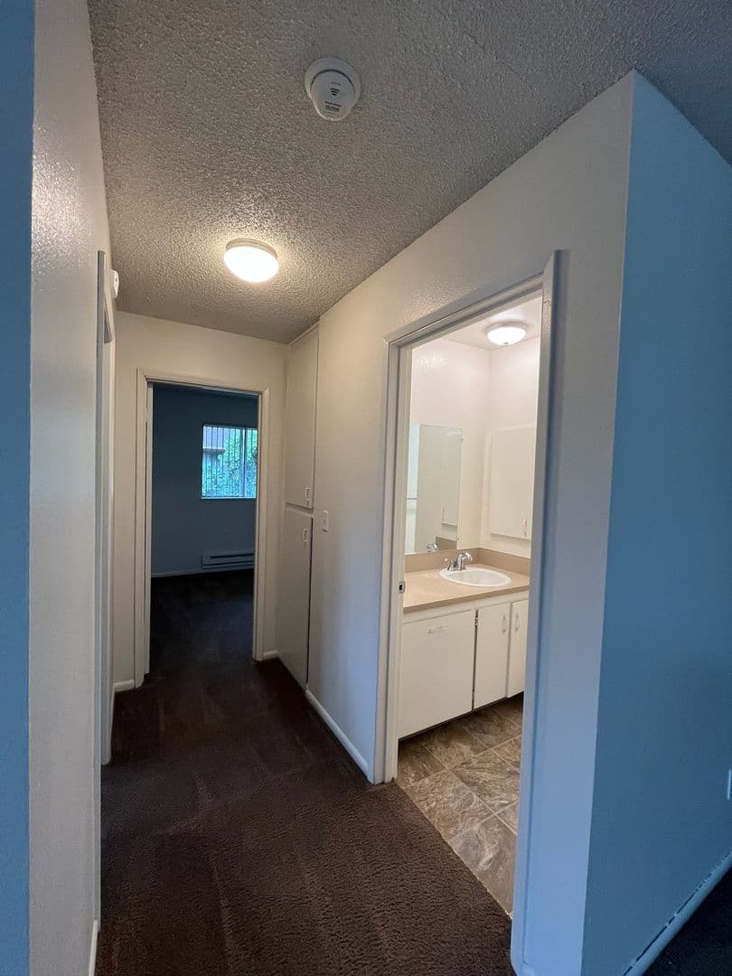 Vancouver Apartment: 2000  Laurel PL
