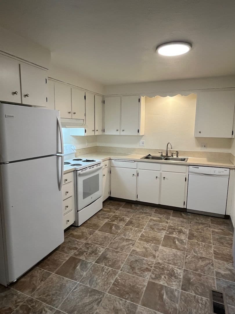 Woodburn Apartment: 1341 W Hayes St