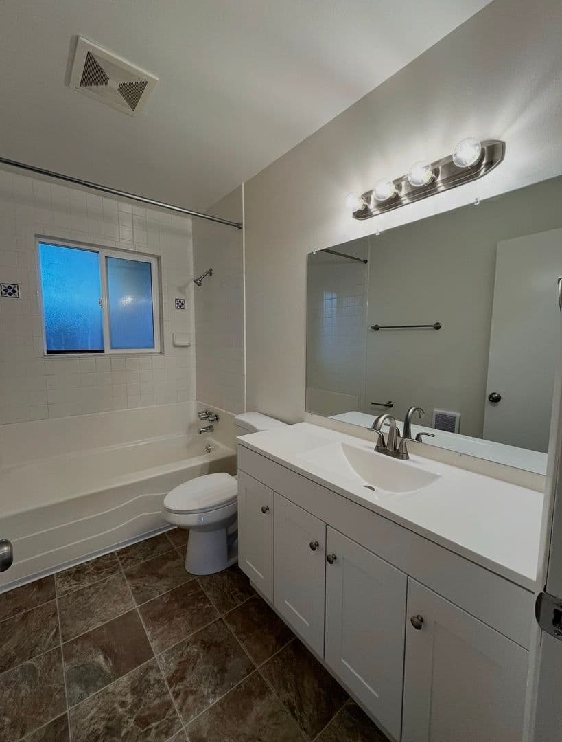 Woodburn Apartment: 1341 W Hayes St