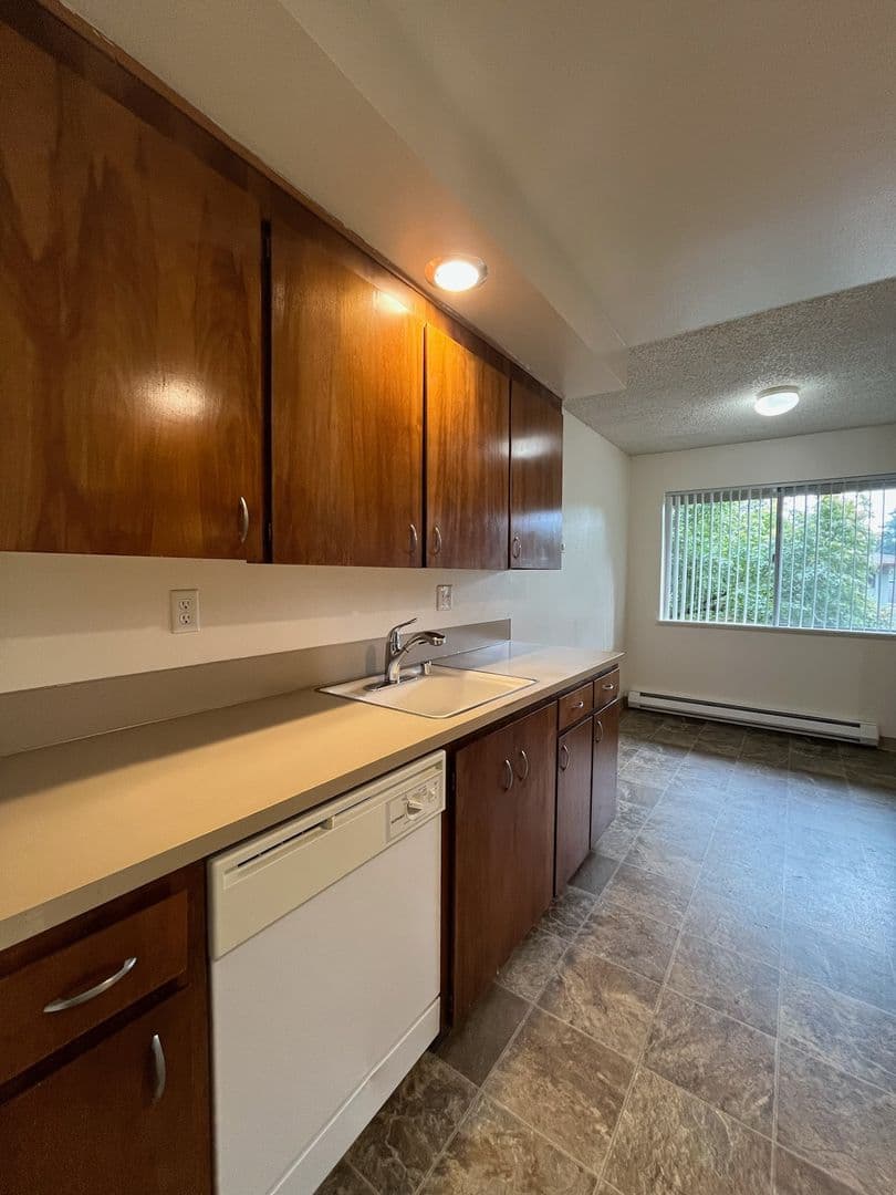 Vancouver Apartment: 2000  Laurel PL