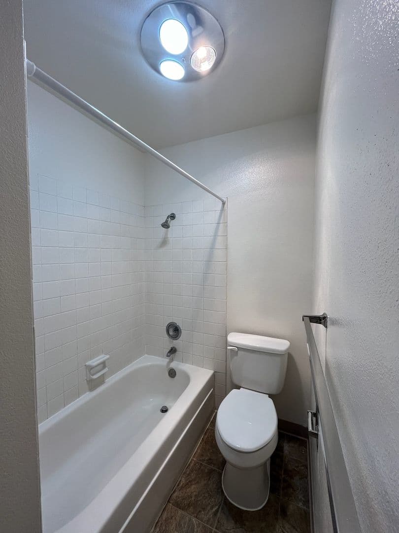 Vancouver Apartment: 2000  Laurel PL