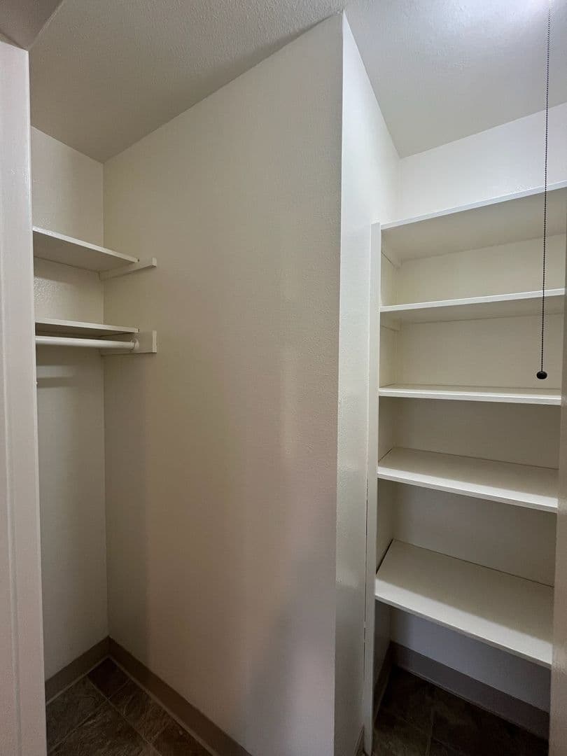 Vancouver Apartment: 2000  Laurel PL