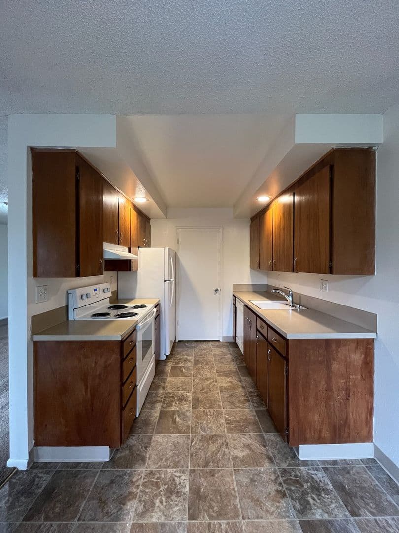 Vancouver Apartment: 2000  Laurel PL