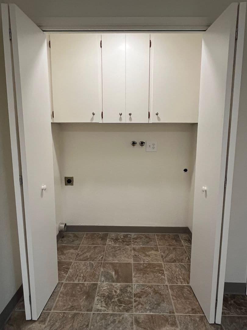 Woodburn Apartment: 1341 W Hayes St