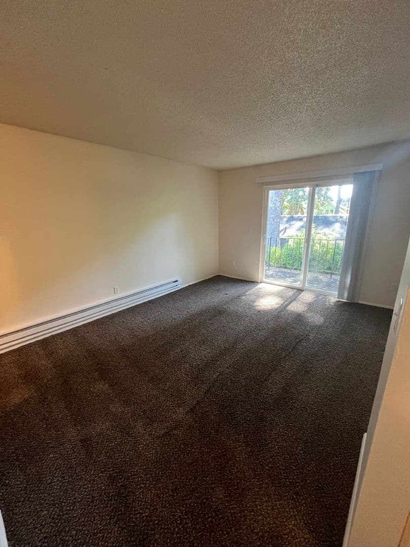 Salem Apartment: 3875 Liberty Rd S