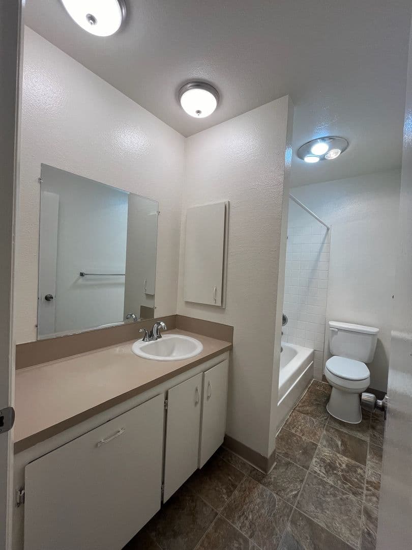 Vancouver Apartment: 2000  Laurel PL
