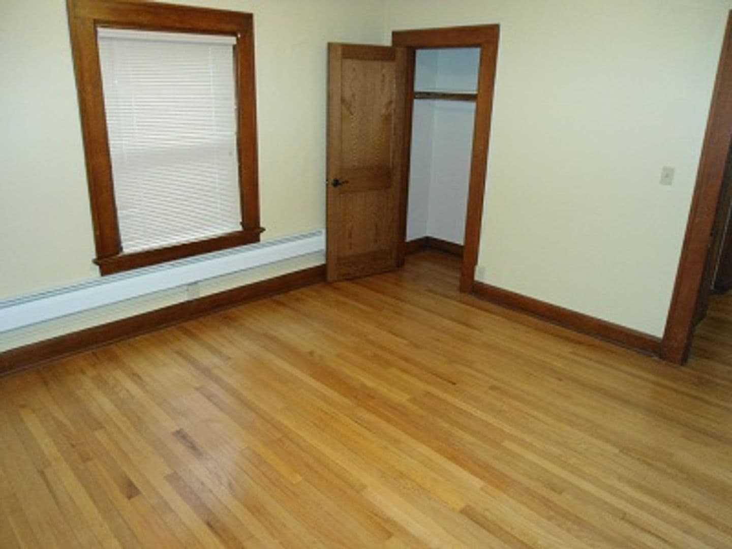 Cedar Rapids Apartment: 1238 4th Ave SE