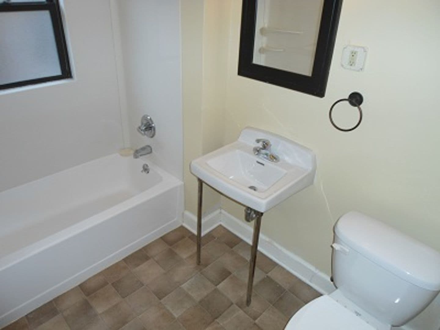 Cedar Rapids Apartment: 1238 4th Ave SE