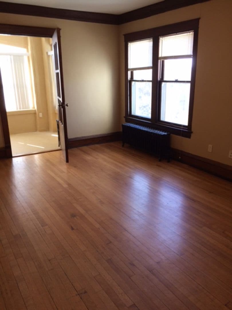 Cedar Rapids Apartment: 1407 3rd Ave SE