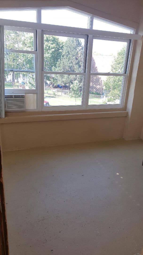 Cedar Rapids Apartment: 1407 3rd Ave SE