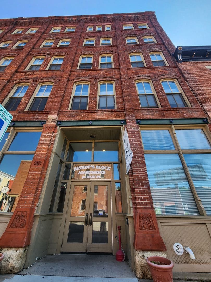 Dubuque Apartment: 90 Main Street