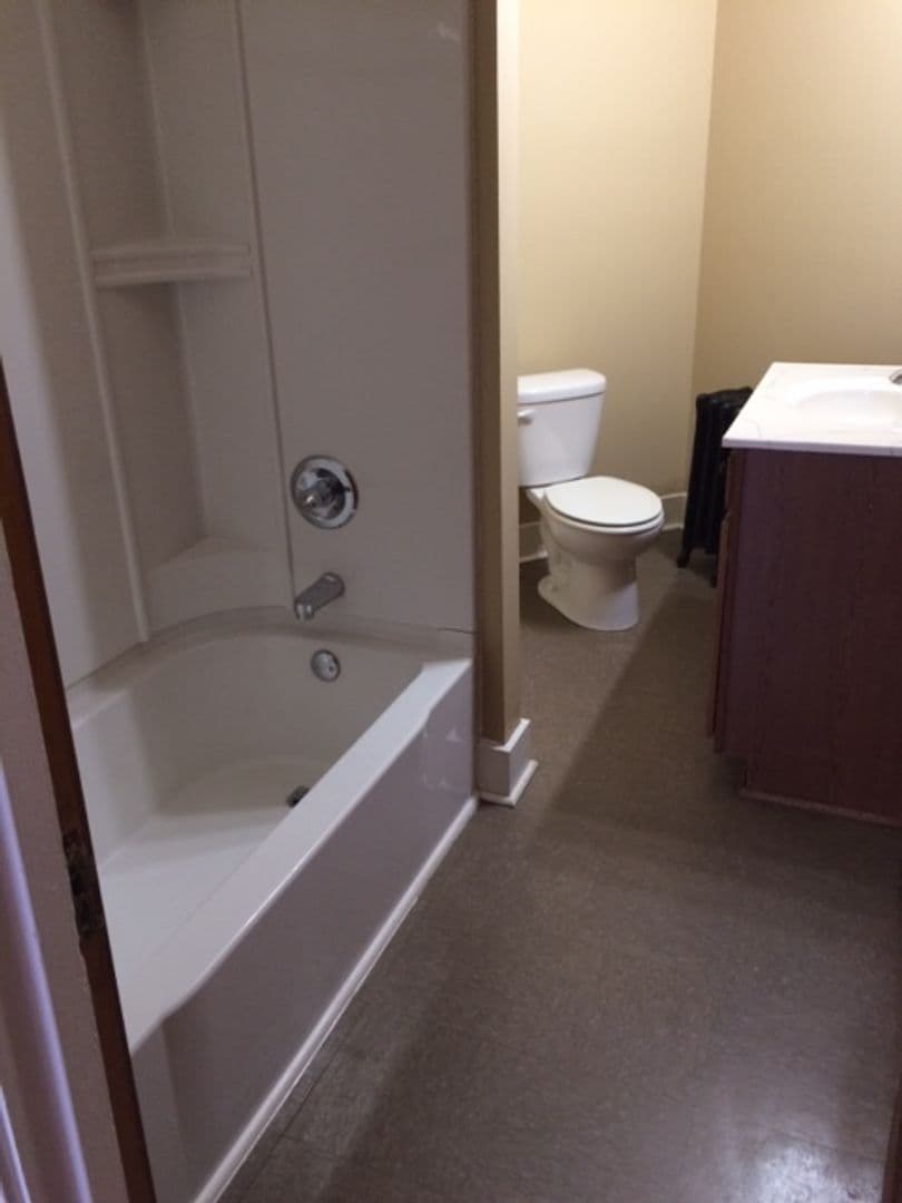 Cedar Rapids Apartment: 1407 3rd Ave SE