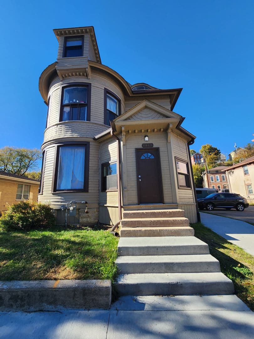 Dubuque Apartment: 1449 Locust Street Apt. 4